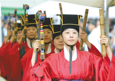3日，韓國首爾，成均館內(nèi)，民眾穿著傳統(tǒng)服飾跳舞迎接中秋。中秋和春節(jié)一樣，是韓國最重要的傳統(tǒng)節(jié)日。