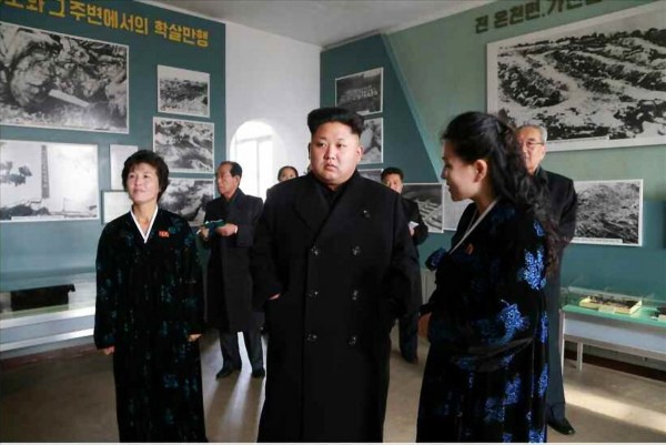 當(dāng)?shù)貢r間2014年11月25日，據(jù)朝鮮《勞動新聞》報道，朝鮮領(lǐng)導(dǎo)人金正恩和妹妹金與正一起視察朝鮮反美