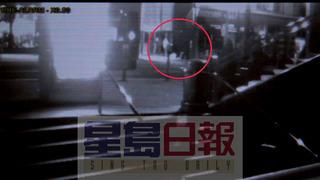 視頻拍到一名兇徒不斷踢打林泰紅圈內(nèi)。美國《星島日報(bào)》