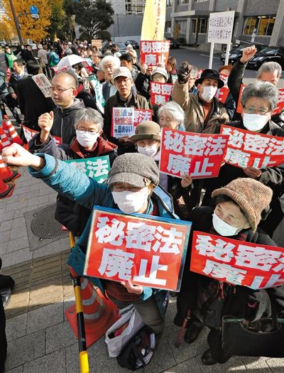 10日，日本東京，民眾聚集在首相官邸前，抗議當(dāng)天生效的《特定秘密保護(hù)法》。