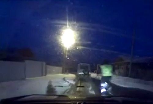 警車追逐中仍未追上可疑汽車，此時令人震驚的一幕出現(xiàn)，一名警察從警車中跳出來，向可疑車輛跑去。