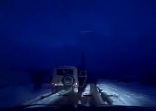 　　警察成功打開可疑汽車的車門并登上汽車，司機(jī)見狀立即停車及棄車逃走，警察則下車?yán)^續(xù)追捕司機(jī)。