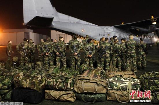 當地時間1月7日，法國軍人抵達巴黎布爾歇機場。他們將被部署在巴黎，以增強巴黎市的安保力量。