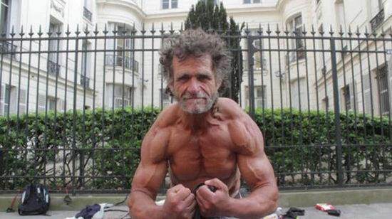巴黎50歲流浪漢薩亞戈·雅克擁有一身壯碩的肌肉。（網(wǎng)頁(yè)截圖）