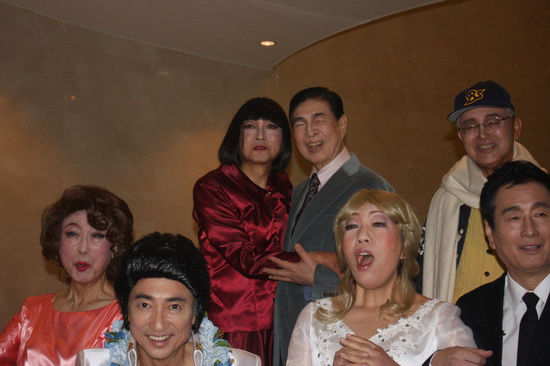 日本前首相鳩山由紀(jì)夫（后排左一）女性扮相演出音樂(lè)?。ňW(wǎng)頁(yè)截圖）