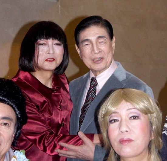 日本前首相鳩山由紀(jì)夫（后排左一）女性扮相演出音樂(lè)?。ňW(wǎng)頁(yè)截圖）