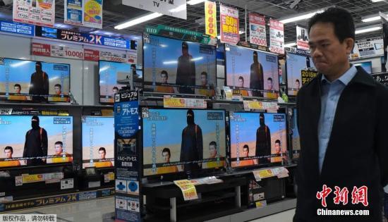 當(dāng)?shù)貢r間1月20日，日本東京，民眾在電視機前觀看極端組織劫持綁架日本人質(zhì)事件最新播報。