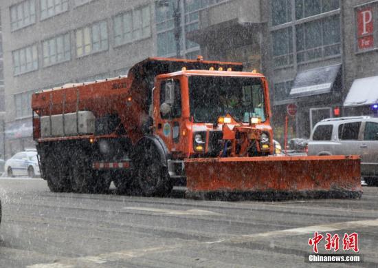 當?shù)貢r間1月26日開始，美國東北部地區(qū)遭遇特大暴風雪天氣的猛烈襲擊。紐約州、新澤西州、馬薩諸塞州等多個州26日宣布進入緊急狀態(tài)或發(fā)布外出旅行禁令。受特大暴風雪天氣影響，至26日晚，全美當天超過8000架次航班被迫取消或延誤。 中新社發(fā) 阮煜琳 攝