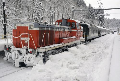 JR一臥鋪特急列車，因大雪在JR奧羽線津輕湯站附近拋錨，約130名乘客不得不在車上過夜。