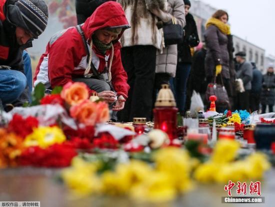 當(dāng)?shù)貢r(shí)間2015年1月25日，烏克蘭，烏克蘭民眾集會(huì)悼念在馬里烏波爾遭炮擊遇難的民眾。