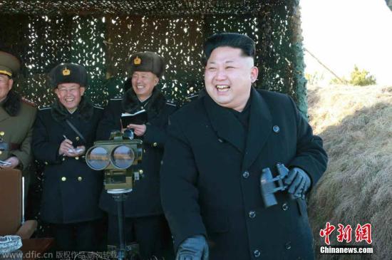資料圖：當(dāng)?shù)貢r間2015年1月31日，據(jù)朝鮮《勞動新聞》報道，朝鮮最高領(lǐng)導(dǎo)人近日視察朝鮮?？哲娐?lián)合演習(xí)，演習(xí)中還出動了戰(zhàn)斗機和潛艇。