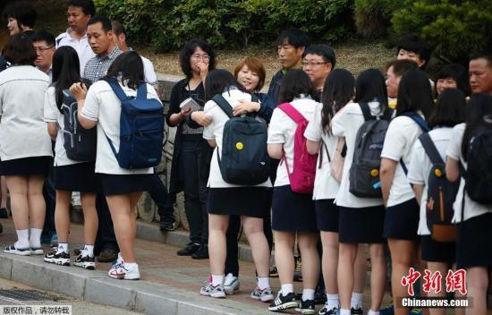 部分遇難學生的家長當天到學校迎接生還學生，學生和家長互相安慰和鼓勵。