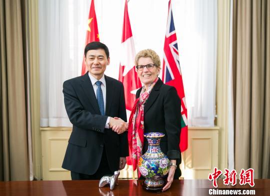 圖示省長韋恩（右）與薛冰總領(lǐng)事首度官式會(huì)晤。　安省/攝