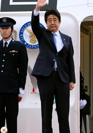 安倍在機(jī)場(chǎng)告別，面色凝重