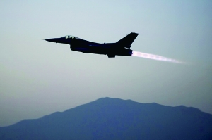 美國(guó)軍方19日證實(shí)，一架美軍F-16戰(zhàn)斗機(jī)上周在阿富汗東部遭到地面火力攻擊，受損嚴(yán)重，不得不拋掉兩個(gè)油箱以及多件武器彈藥才勉強(qiáng)返航。事發(fā)區(qū)域主要受塔利班控制。過(guò)去，塔利班武裝組織曾經(jīng)數(shù)次使用小型火力擊落美軍直升機(jī)，但從未擊中能在高空超音速飛行的F-16戰(zhàn)斗機(jī)。