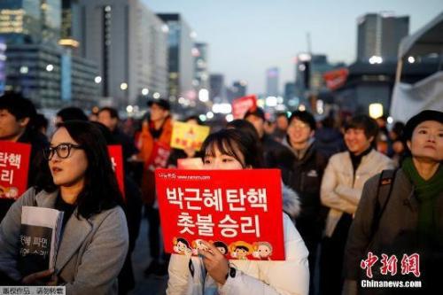 資料圖：當(dāng)?shù)貢r間3月10日上午，韓國憲法法院就總統(tǒng)彈劾案審判，樸槿惠被立即免去總統(tǒng)職務(wù)。當(dāng)晚，韓國民眾走上首爾街頭舉行燭光集會。