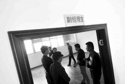  副經(jīng)理室裝修得相當(dāng)豪華，稱得上“土豪”級(jí)別