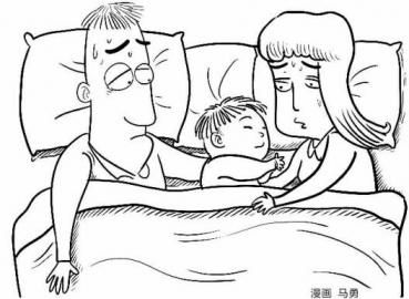 漫畫(huà)圖：男孩與父母同床睡。