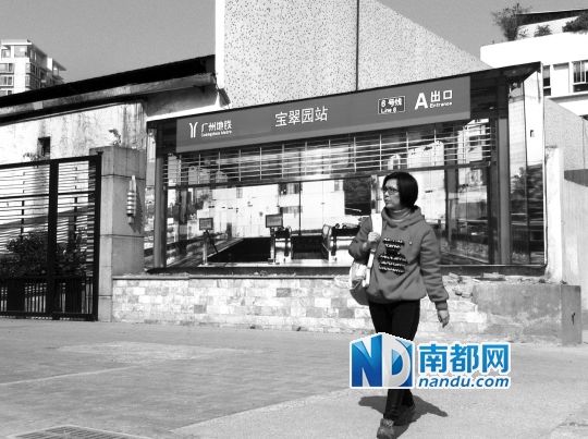 不少行人將這幅畫誤認(rèn)為是真地鐵站。南都記者 單小亮 攝
