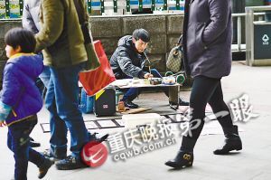 街頭，張啟輝將自己的作品擺放出售。