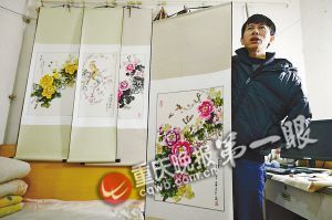 靠一根拇指夾畫筆，張啟輝繪出美麗色彩。