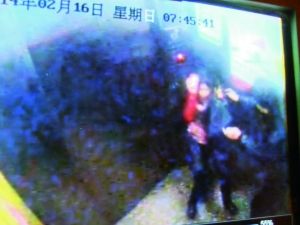 男子尾隨侯某進入電梯。