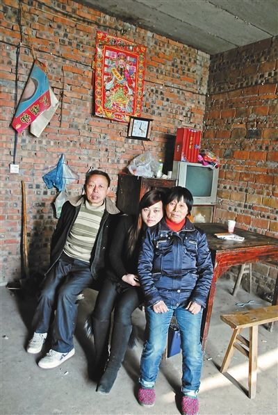 超生女謝先梅(中)、養(yǎng)父謝運才（左）、謝運才的嫂子唐富秀