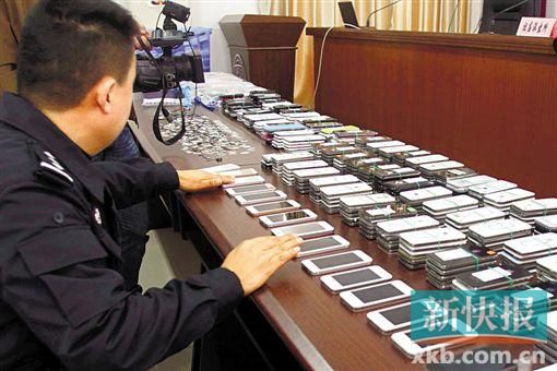 警方繳獲的贓物很多是高檔手機。新快報記者 陳榮炎/攝