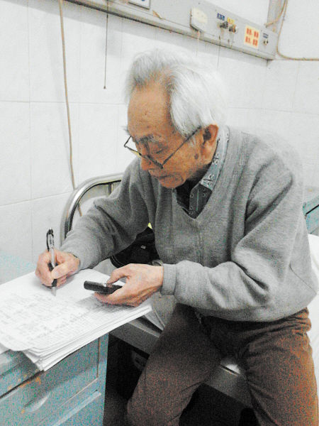 杜修源老人埋頭寫(xiě)著特殊的“日記”。 李卓 攝