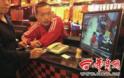 昨日，李女士展示從火鍋店抱回的火鍋，內(nèi)有濕巾