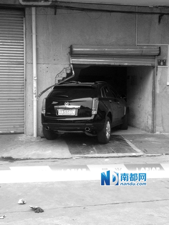 　昨日，凱迪拉克撞人后停在一倉庫門口，車后有一攤血跡。 南都記者陳杰生攝