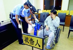 被告人李萬(wàn)勇因病吸氧受審。首席攝影記者 吳寧/攝