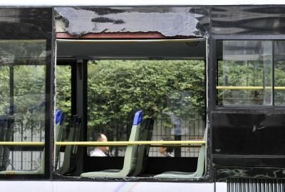 75路公交車車窗玻璃被砸碎。