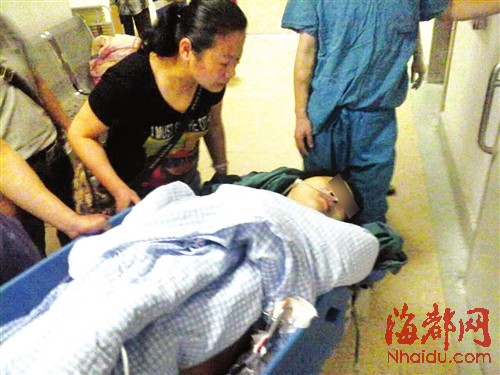 鄭老師被刺傷后，被急送至市二醫(yī)院治療