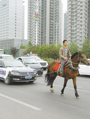 　馬拉汽車引人關(guān)注。
