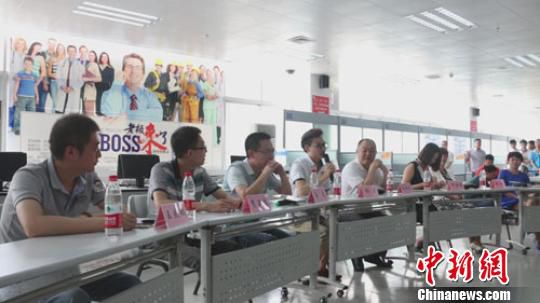 　招聘會(huì)現(xiàn)場(chǎng)，用人單位老板一字排開(kāi)，與求職者面對(duì)面交流　李超慶　攝