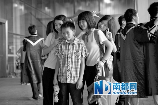 6月22日上午,楊六斤參觀深圳大學(xué)科技樓,雖然來到康橋書院才兩星期,但他卻已經(jīng)融入了同學(xué)們的生活中。</p><p>　　