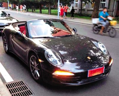 近日，一組“北體大畢業(yè)典禮豪車云集堪比車展”組圖在網(wǎng)絡(luò)爆紅。網(wǎng)絡(luò)截圖