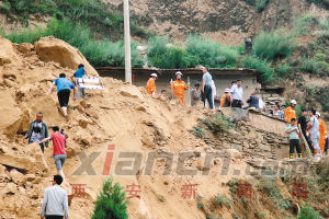 昨日，公安、消防人員在事故現(xiàn)場搜救