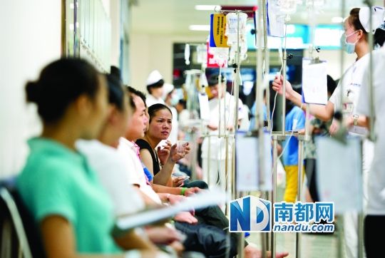 醫(yī)院走道坐滿了打吊針的員工。