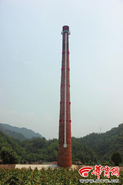 昨日中午，68米高的“溫度計”最上端，顯示著實時溫度