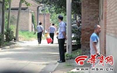 昨日，西安市閻良區(qū)譚家村，警方在事發(fā)的孫某家里勘查現(xiàn)場后，將提取的物證帶走 記者 黃利健 攝
