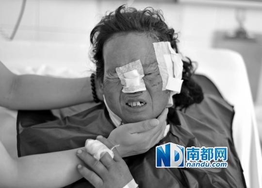 受狼群襲擊受傷較重的村民在接受救治。C FP圖片