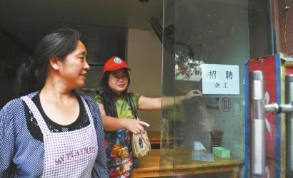 8月14日，市民志愿者體驗城管執(zhí)法招呼商家不要亂張貼。