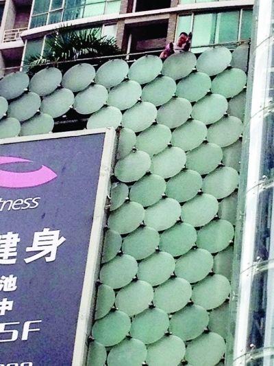 環(huán)亞廣場5樓露臺上，有一男子揚言跳樓。