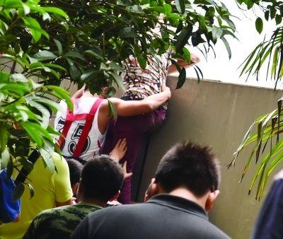 2小時后，該包工頭終于被抱下來了。