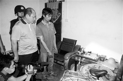 今年8月，我國(guó)內(nèi)地發(fā)生多起單身女性乘坐“黑車”后慘遭車主殺害的案件，被網(wǎng)友稱為“黑色8月”。