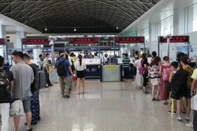 成都市民排隊準(zhǔn)備出境。