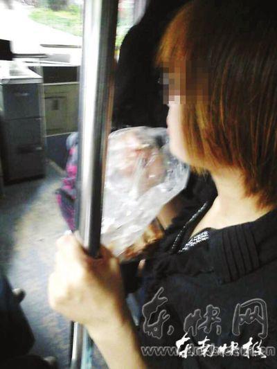 擁擠的公交車(chē)內(nèi)，這位姑娘正在嚼螃蟹網(wǎng)友供圖