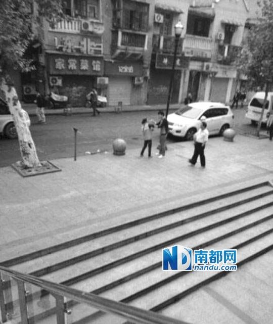 10月18日，武漢一男子抓住環(huán)衛(wèi)工打耳光。